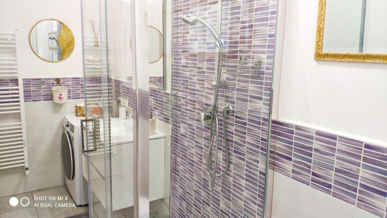 Boutique Con Tv Da 65 E 43 * Viareggio