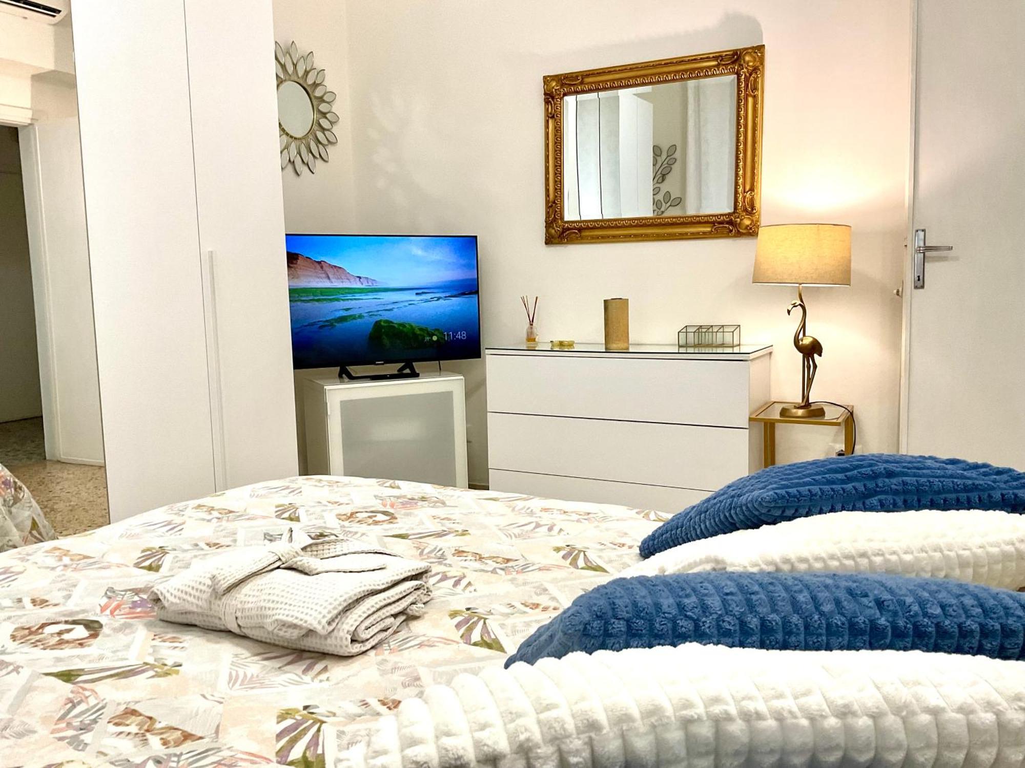 Boutique Con Tv Da 65 E 43 * Viareggio
