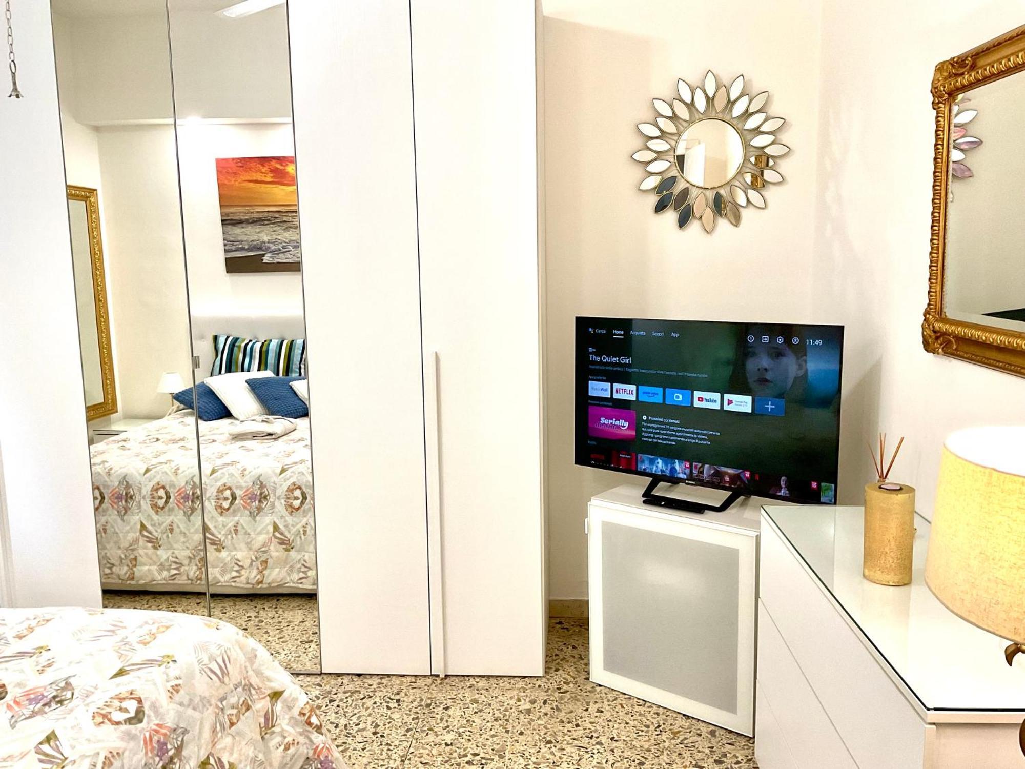 Boutique Con Tv Da 65 E 43 Apartment